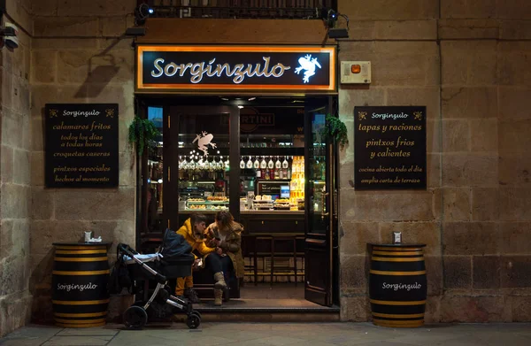 Bilbao, España: el Sorginzulo, una de las tabernas y restaurantes más antiguos, típicos y tradicionales bajo los arcos de la Plaza Nueva, la plaza más famosa del Casco Viejo, el casco antiguo — Foto de Stock