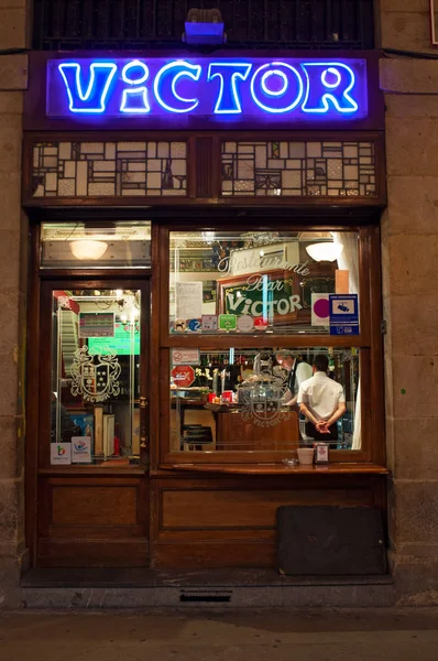 ビルバオ、スペイン: 勝者、最も古代、典型的な伝統的な居酒屋があり、旧市街の最も有名な広場のカスコ ・ ビエホ、ヌエバ広場のアーチの下のレストランの 1 つのサイン — ストック写真