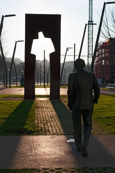 Bilbao: skulpturen av Ramon Rubial Cavia (1906-1999), ordförande i Spanska socialistiska arbetarpartiet (Psoe) under La Salve bro, den röda bågbro som byggdes på 1970-talet — Stockfoto