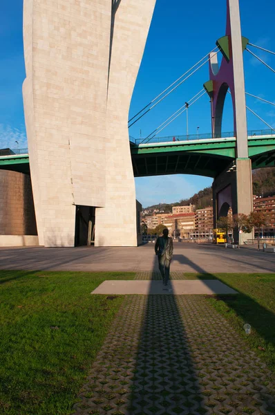 Bilbau, País Basco: a escultura de Ramon Rubial Cavia (1906-1999), presidente do Partido Socialista Operário Espanhol (Psoe) sob a Ponte La Salve, a ponte do arco vermelho construída na década de 1970 — Fotografia de Stock