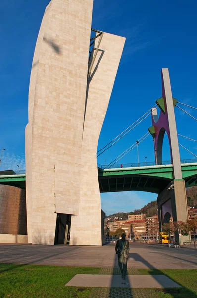 Бильбао, Страна Басков: скульптура Рамона Рубиаля Кавии (1906-1999), президента Испанской социалистической рабочей партии (Псо) под мостом Ла-Сальве, красным арочным мостом, построенным в 1970-х годах — стоковое фото