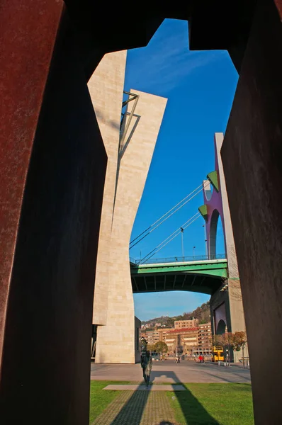 Більбао, Країна Басків: скульптури Рамон Rubial Cavia (1906-1999), президент іспанської Соціалістичної робочої партії (ІСРП) під мостом La Salve, червоний arch міст, побудований в 1970-х — стокове фото