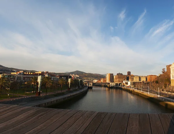 Spanyolország: a skyline a Bilbao után Hajnal Pedro Arrupe footbridge, a fa és a modern gyalogos híd tervezte Jose Antonio Fernandez Ordóñez a — Stock Fotó