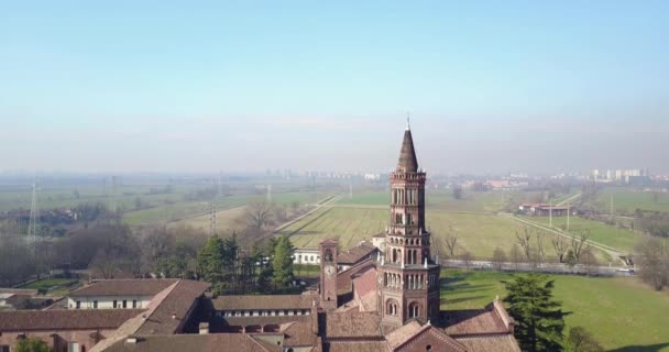 Chiaravalle 修道院、大修道院、空撮、ミラノ、ロンバルディア州のパノラマ ビュー — ストック動画