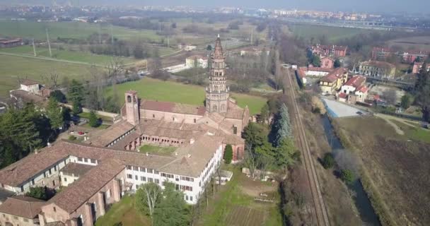 Panoramisch zicht op het klooster van Chiaravalle, Abdij, luchtfoto, Milaan, Lombardije. Italië — Stockvideo