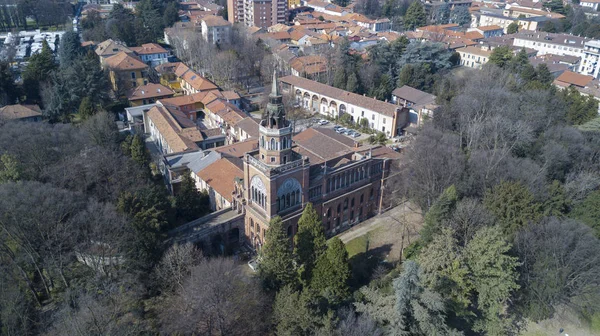 Torre neogótica de Desio, antiguo monasterio franciscano, vista panorámica, vista aérea, Desio, Monza y Brianza, Milán, Italia — Foto de Stock