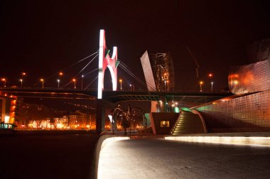 İspanya: İyiyim anne, Louise Bourgeois sanatçı tarafından yapılan ve Guggenheim Müzesi Bilbao, dış gece manzarası şehir manzarasına sahip bulunan dev örümcek heykel