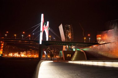 İspanya: İyiyim anne, Louise Bourgeois sanatçı tarafından yapılan ve Guggenheim Müzesi Bilbao, dış gece manzarası şehir manzarasına sahip bulunan dev örümcek heykel