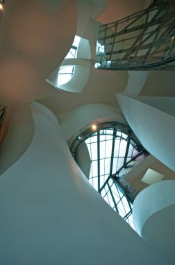 İspanya: Guggenheim Müzesi Bilbao, modern ve Çağdaş Sanat Müzesi iç mimar Frank Gehry tarafından tasarlanmış, çağdaş mimari eserleri arasında en beğenilen
