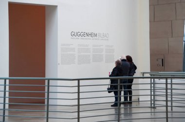 İspanya: Guggenheim Müzesi Bilbao, modern ve Çağdaş Sanat Müzesi iç mimar Frank Gehry tarafından tasarlanmış, çağdaş mimari eserleri arasında en beğenilen