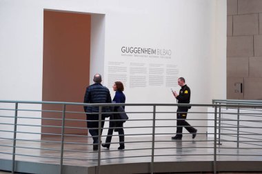 İspanya: Guggenheim Müzesi Bilbao, modern ve Çağdaş Sanat Müzesi iç mimar Frank Gehry tarafından tasarlanmış, çağdaş mimari eserleri arasında en beğenilen