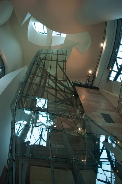 Espanha: os interiores do Museu Guggenheim Bilbao, o museu de arte moderna e contemporânea projetado pelo arquiteto Frank Gehry, entre as obras mais admiradas da arquitetura contemporânea — Fotografia de Stock