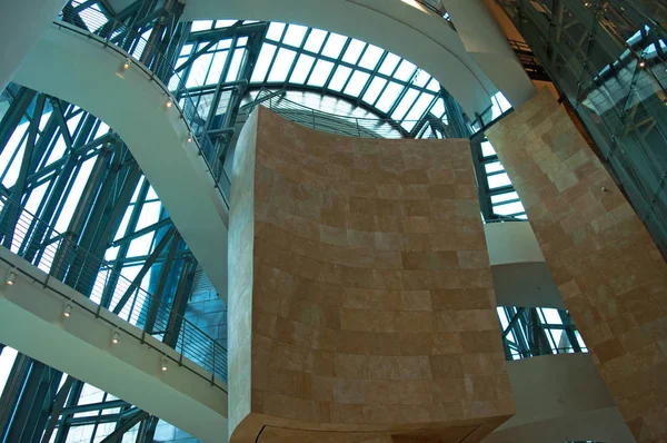 Spanje: het interieur van het Guggenheim Museum in Bilbao, het museum voor moderne en hedendaagse kunst, ontworpen door architect Frank Gehry, onder de meest bewonderde werken van hedendaagse architectuur — Stockfoto