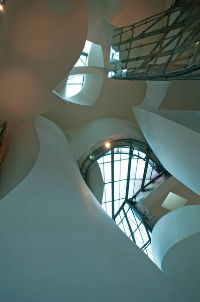 Spanje: het interieur van het Guggenheim Museum in Bilbao, het museum voor moderne en hedendaagse kunst, ontworpen door architect Frank Gehry, onder de meest bewonderde werken van hedendaagse architectuur — Stockfoto