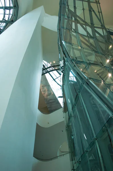 Espagne : les intérieurs du Musée Guggenheim Bilbao, le musée d'art moderne et contemporain conçu par l'architecte Frank Gehry, parmi les œuvres les plus admirées de l'architecture contemporaine — Photo