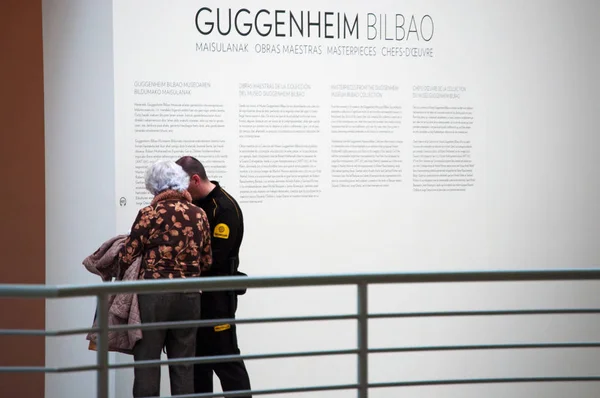 Spanien: das interieur des guggenheim museum bilbao, das museum moderner und zeitgenössischer kunst des architekten frank gehry, gehört zu den bewundertsten werken zeitgenössischer architektur — Stockfoto