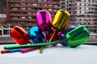 İspanya: laleler, Jeff Koons sanatçı tarafından yapılan ve Guggenheim Müzesi Bilbao, dış görünümü Skyline ile bulunan çok renkli balon çiçek heykel bir buket