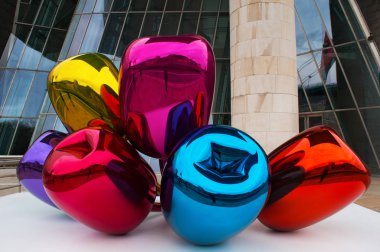 İspanya: laleler, Jeff Koons sanatçı tarafından yapılan ve Guggenheim Müzesi Bilbao dış bulunan çok renkli balon çiçek heykel bir buket