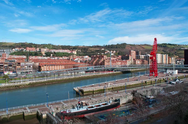Baszkföld: a skyline a Bilbao városát, kilátással a Museo Maritimo Ria, a Tengerészeti Múzeum található a bal oldalon a Nervion-folyó — Stock Fotó