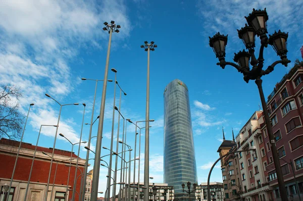 Bilbao, Baskenland: een lantaarnpalen forest geïnstalleerd in de buurt van de Bilbao-Museum voor Schone Kunsten, een kunstmuseum gevestigd binnen het park Dona Casilda Iturrizar — Stockfoto