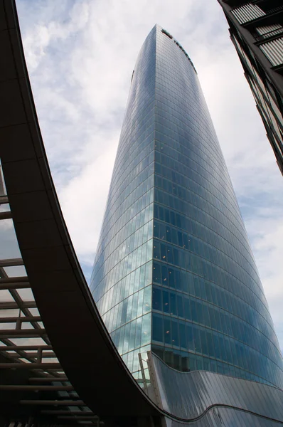 Bilbao: la Torre Iberdrola, sede della società elettrica progettata da Cesar Pelli, l'edificio più alto dei Paesi Baschi e il più grande di tutti i grattacieli per uffici in Spagna — Foto Stock