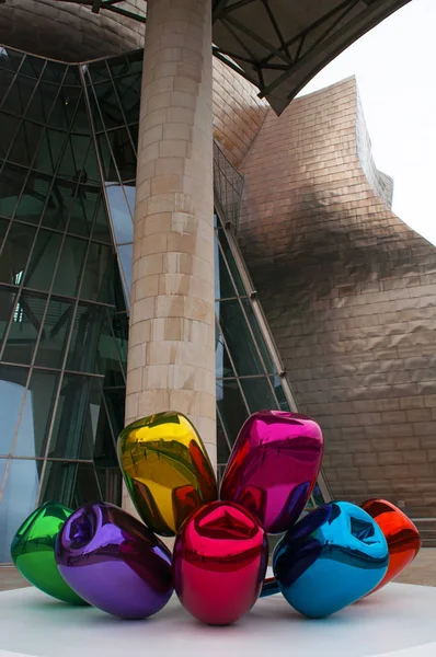 Španělsko: tulipány, kytice barevné květy balon sochařství německého umělce Jeff Koons a nachází se na vnější straně Guggenheim Museum Bilbao — Stock fotografie