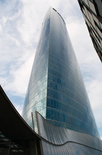 Більбао: поруч вежа, головним офісом компанії електроенергії, розроблений Сезар Пеллі, найвищою будівлею в країни Басків і найбільший з усіх офісні Хмарочоси в Іспанії — стокове фото