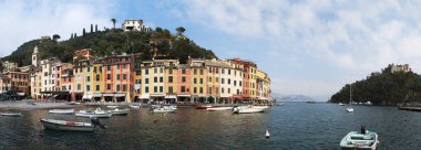 İtalya: Görünüm bay Portofino, onun pitoresk Limanı, renkli evler ve Tarih Kurumu ile ünlü ve sanatsal ziyaretçiler için ünlü bir İtalyan balıkçı köyü