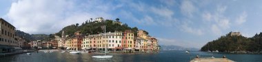 İtalya: Görünüm bay Portofino, onun pitoresk Limanı, renkli evler ve Tarih Kurumu ile ünlü ve sanatsal ziyaretçiler için ünlü bir İtalyan balıkçı köyü