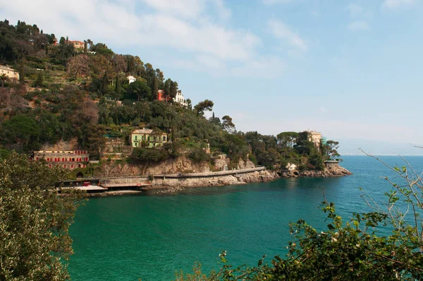 Italia: un vistazo con vistas a la bahía y la playa de Paraggi, un pueblo pesquero italiano entre Santa Margherita Ligure y Portofino famoso por el agua azul cristalina de su playa — Foto de Stock