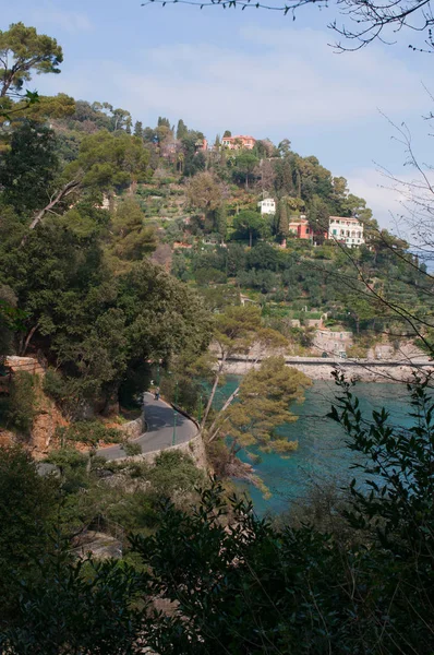 イタリア: パラッジ ビーチと湾の景色を垣間見る、サンタ ・ マルゲリータ ・ リグレとポルトフィーノ クリスタルで有名なイタリアの漁村をオフにそのビーチの青い水 — ストック写真