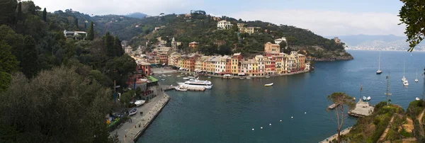 Италия: вид сверху на залив Портофино, итальянскую рыбацкую деревню, известную своей живописной гаванью, красочными домами и исторической ассоциацией со знаменитостями — стоковое фото