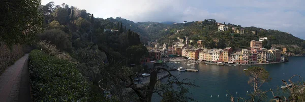Italia: vista desde arriba de la bahía de Portofino, un pueblo pesquero italiano famoso por su pintoresco puerto, las coloridas casas y la asociación histórica con los visitantes famosos —  Fotos de Stock