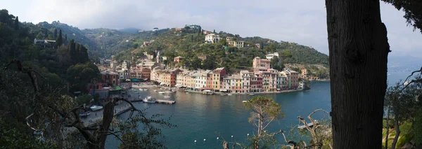 Italie : vue d'en haut de la baie de Portofino, un village de pêcheurs italien célèbre pour son port pittoresque, les maisons colorées et l'association historique avec les visiteurs célèbres — Photo