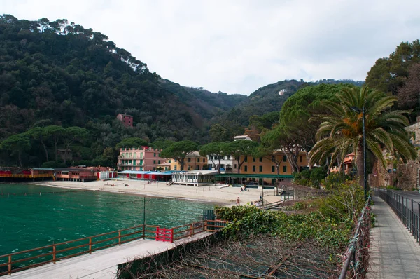 Italia: un vistazo con vistas a la bahía y la playa de Paraggi, un pueblo pesquero italiano entre Santa Margherita Ligure y Portofino famoso por el agua azul cristalina de su playa — Foto de Stock