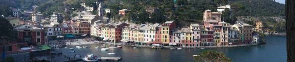 Italie : vue d'en haut de la baie de Portofino, un village de pêcheurs italien célèbre pour son port pittoresque, les maisons colorées et l'association historique avec les visiteurs célèbres — Photo