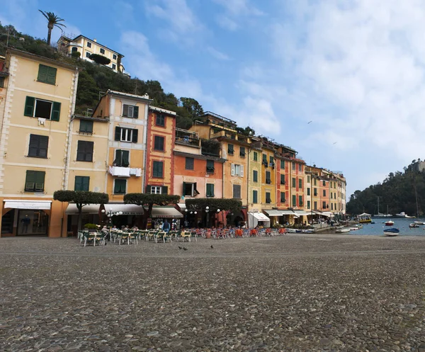 이탈리아: 보기는 Piazzetta, 포르토피노의 작은 광장, 그것의 아름 다운 항구, 화려한 집 및 유명 인사 방문자 협회에 대 한 유명한 이탈리아 어촌 마을 — 스톡 사진