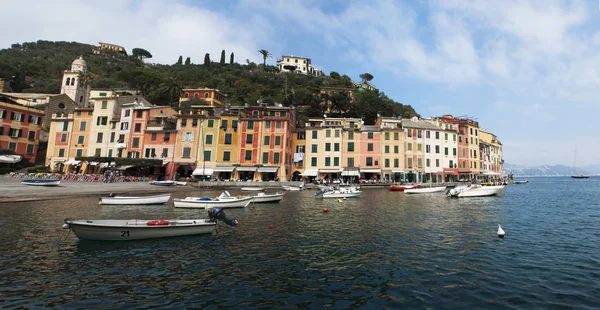 Италия: вид на залив Портофино, итальянскую рыбацкую деревню, известную своей живописной гаванью, красочными домами и исторической ассоциацией со знаменитостями и артистами — стоковое фото