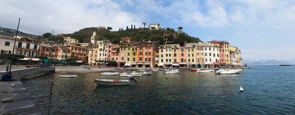 Италия: вид на залив Портофино, итальянскую рыбацкую деревню, известную своей живописной гаванью, красочными домами и исторической ассоциацией со знаменитостями и артистами — стоковое фото