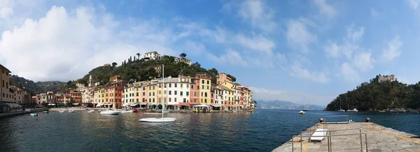 Italie : vue sur la baie de Portofino, un village de pêcheurs italien célèbre pour son port pittoresque, les maisons colorées et l'association historique avec les célébrités et les visiteurs artistiques — Photo