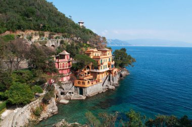 İtalya: bina ve manzara yürüyüş yolu Uçurumdaki Paraggi Portofino'ya, İtalyan balıkçı köyleri pitoresk Limanı ve renkli evleri ile ünlü katıldı görüldü