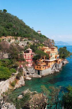 İtalya: bina ve manzara yürüyüş yolu Uçurumdaki Paraggi Portofino'ya, İtalyan balıkçı köyleri pitoresk Limanı ve renkli evleri ile ünlü katıldı görüldü