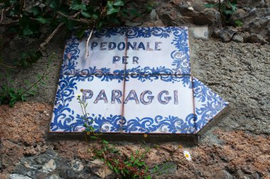 İtalya: Seramik işareti Paraggi, Portofino uçurum Paraggi, kumsalı berrak mavi su için ünlü bir İtalyan balıkçı köyü için üzerinde yürüyüş yolu başına Pedonale