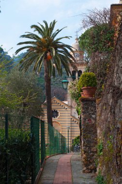 Portofino, İtalya: bir belirti, 12. yüzyıl Kilisesi, St Martin, çizgili kilise St. Martin Tours, Paraggi üzerinden yürüyüş yolu Portofino için sonunda görülen adanmış