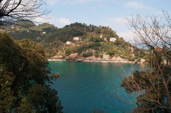 Italia: uno scorcio con vista sulla baia e sulla spiaggia di Paraggi, un villaggio di pescatori italiano tra Santa Margherita Ligure e Portofino famoso per l'acqua cristallina della sua spiaggia — Foto Stock