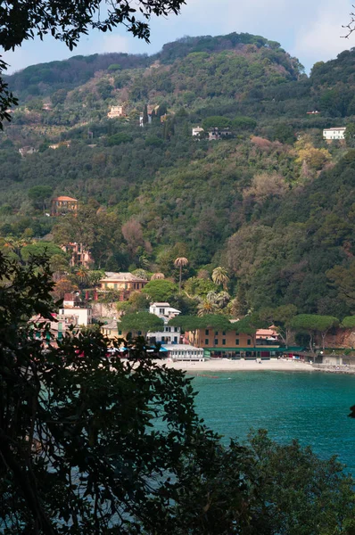 Италия: вид на залив и пляж Феджи, итальянской рыбацкой деревушки между Санта-Маргерита и Портофино, знаменитой чистой голубой водой своего пляжа — стоковое фото