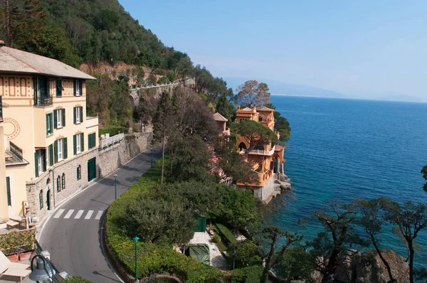 Italië: gebouwen en landschappen gezien vanaf het wandelpad op de klif waardoor deze Paraggi gekoppeld aan Portofino, Italiaanse vissersdorpjes beroemd om de pittoreske haven en de kleurrijke huizen — Stockfoto