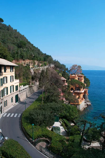 Italie : bâtiments et paysage vus du sentier pédestre sur la falaise qui relie Paraggi à Portofino, villages de pêcheurs italiens célèbres pour le port pittoresque et les maisons colorées — Photo