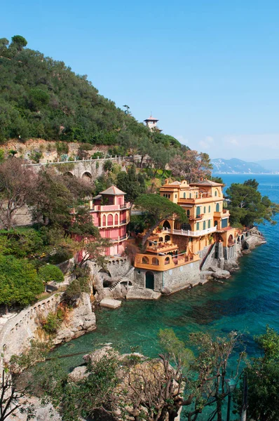 Włochy: budynki i krajobraz widziany z szlak pieszy na klifie, który łączy Paraggi do Portofino, włoski rybackich wiosek słynie z malowniczego portu i kolorowe domy — Zdjęcie stockowe
