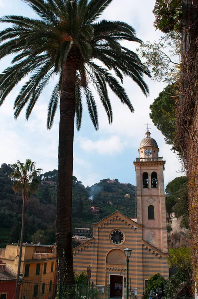 Portofino: scorcio della Chiesa di San Martino del XII secolo, la chiesa a strisce dedicata a San Martino di Tours, vista alla fine del sentiero da Paraggi a Portofino — Foto Stock